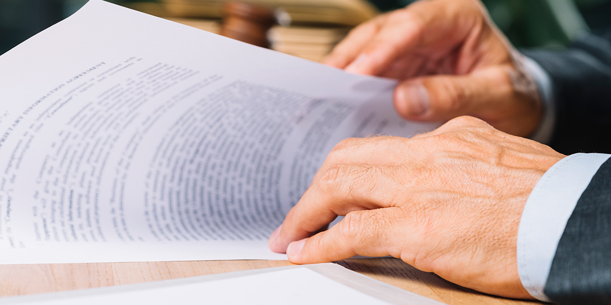 Foto de mão mexendo em papel