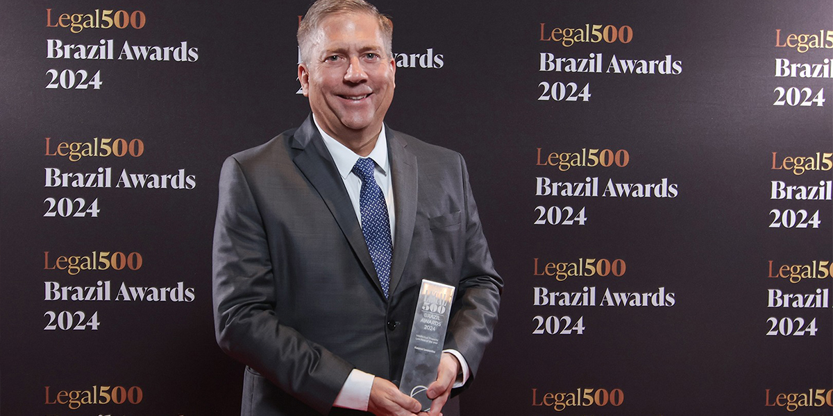 Kasznar Leonardos é reconhecido pelo The Legal 500 Brazil Awards 2024. Ganhamos o prêmio de “Intellectual Property Law Firm of the Year”. Nosso sócio Gabriel Leonardos recebeu o prêmio em nome do escritório na premiação em São Paulo.