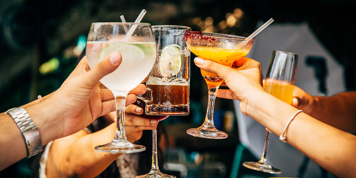 Fotos de pessoas brindando com bebidas alcóolicas, remetendo ao tema da análise, que é o crescimento do mercado ilegal de bebidas alcoólicas.