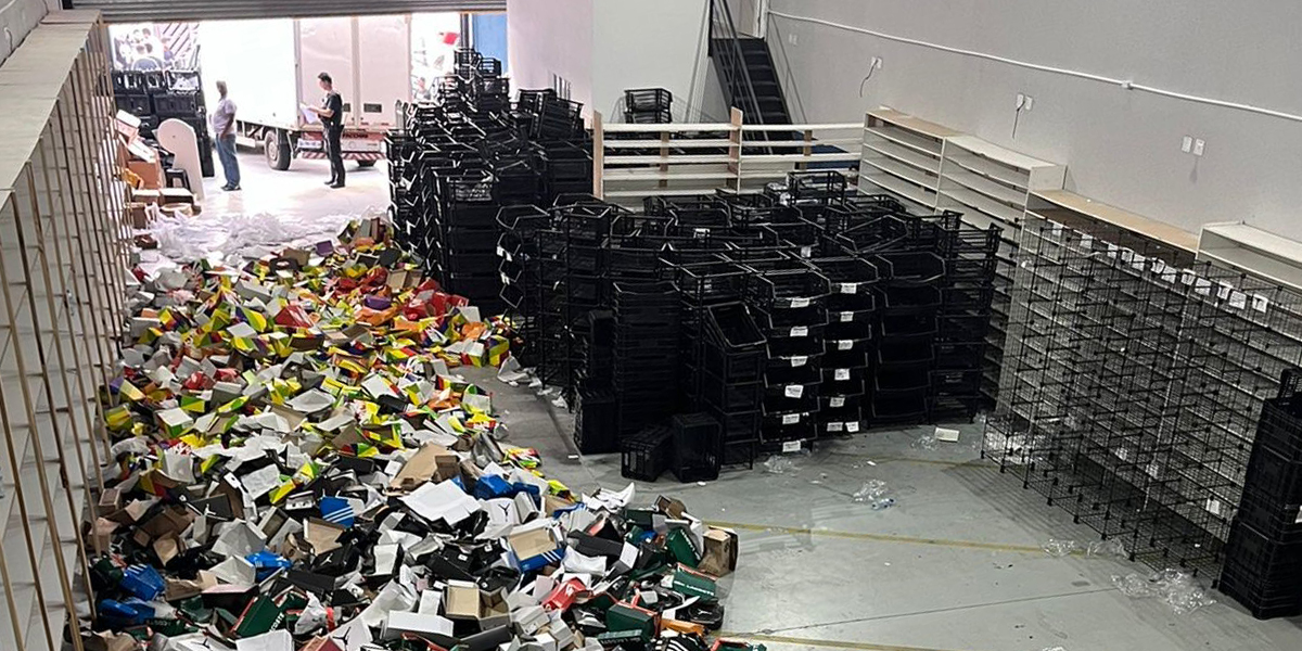 A equipe de Antipirataria e Brand Protection do Kasznar Leonardos participou, na última semana, de uma série de operações pelo Brasil, cujos objetivos eram o combate à pirataria. Na imagem, uma sala repleta de produtos falsificados apreendidos.