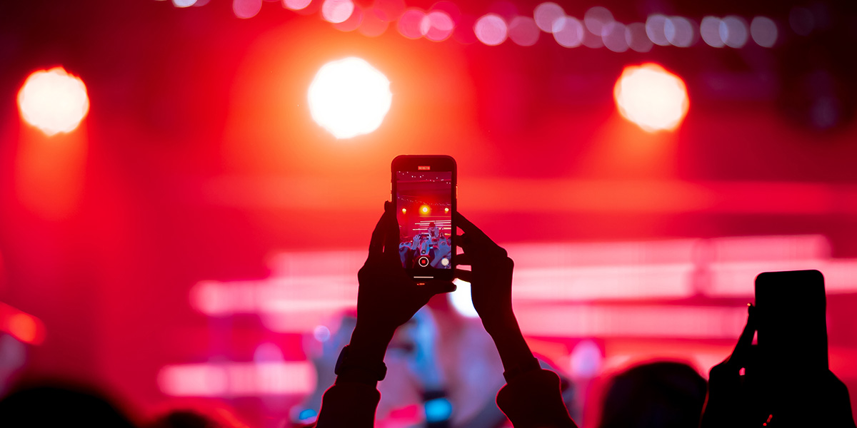 Imagem de um show, que remete à matéria que a nossa sócia Luciana Minada participou. Ela conversou com a DJ Sound sobre a relação do tecnobrega com direitos autorais.