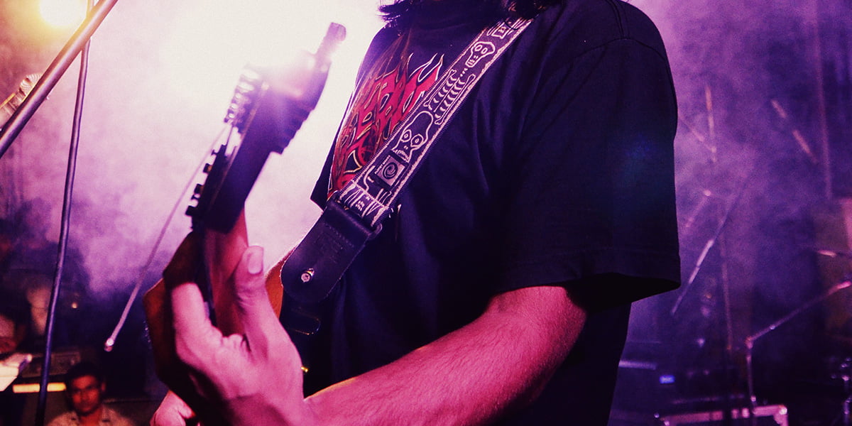 Nossa sócia Luciana MInada falou sobre a disputa judicial em cima da obra de Chorão, ex vocalista da banda Charlie Brown Júnior. A imagem de guitarra remete ao pano de fundo musical da pauta.