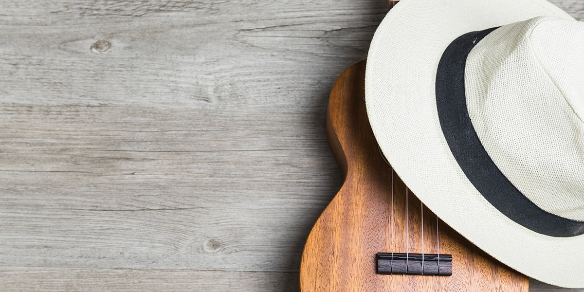 Violão e chapéu que remetem ao pagode, ritmo pelo qual o grupo Molejo ficou conhecido. Molejo é o tema da análise feita pela nossa sócia Luciana MInada sobre a possível disputa pelos direitos da marca.