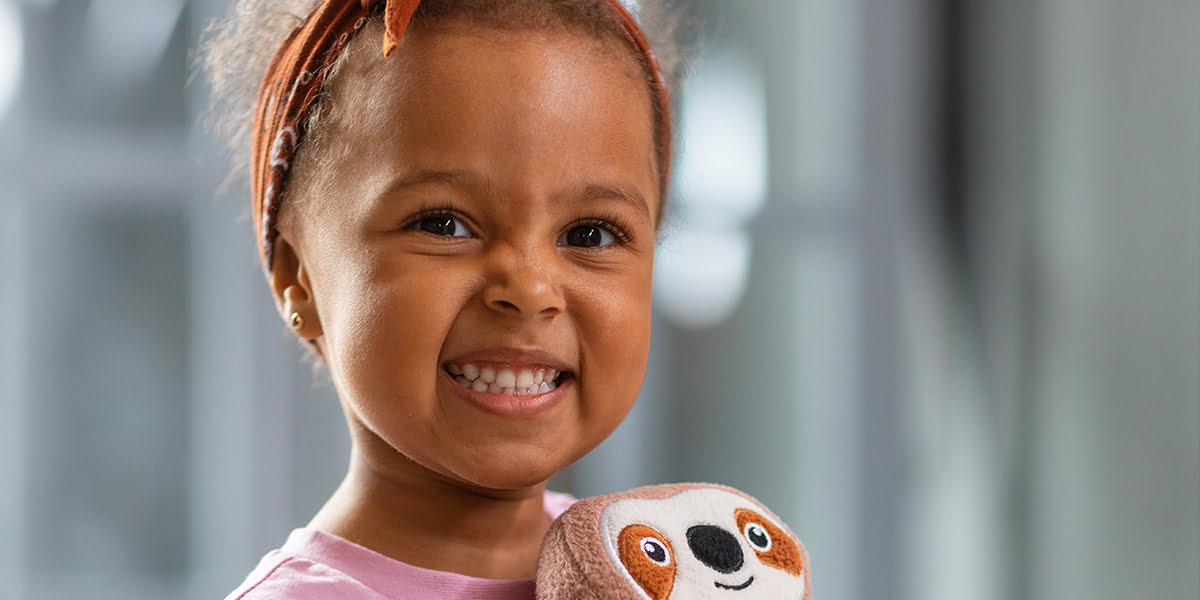 Menina representando o nosso parceiro do Kasznar Leonardos, Hospital Pequeno Principe, eleito o melhor hospital exclusivamente pediátrico da América Latina.